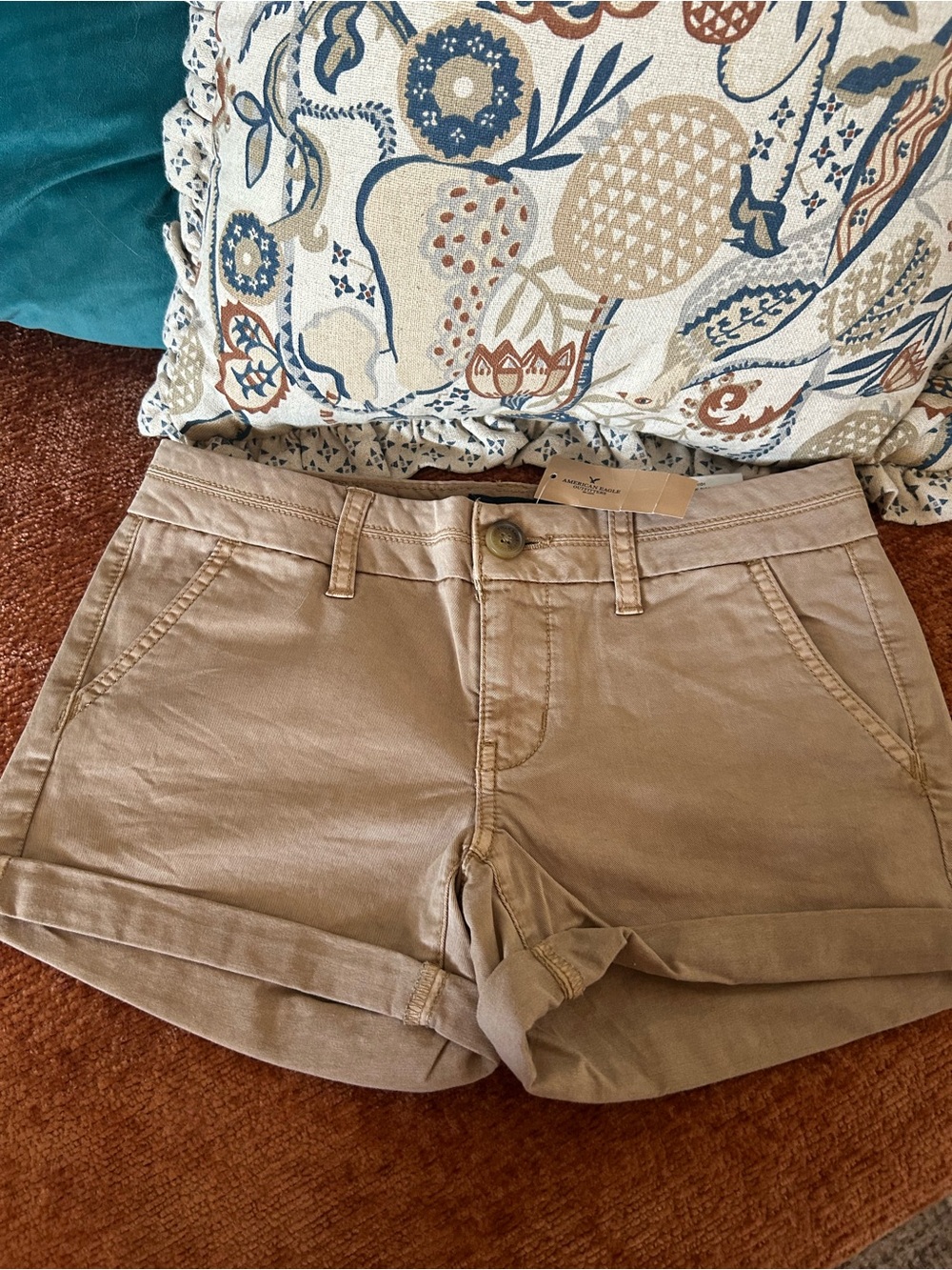 NWT American Eagle cuff shorts, sz 0, in k
Khaki MSRP $34